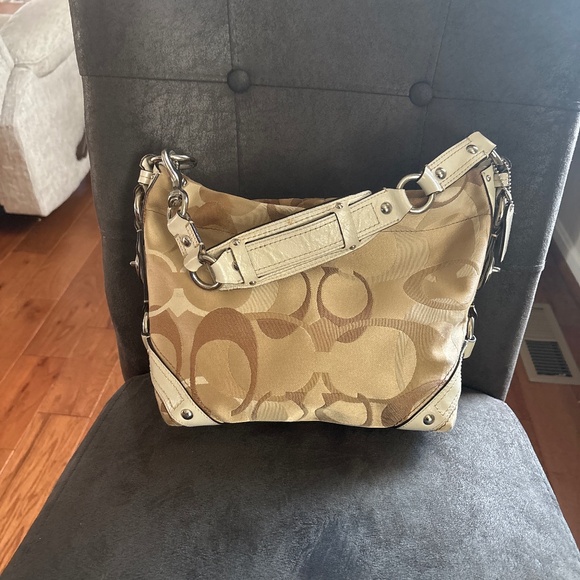 Coach Carly Signature Optic C Shoulder Handbag - Picture 1 of 9